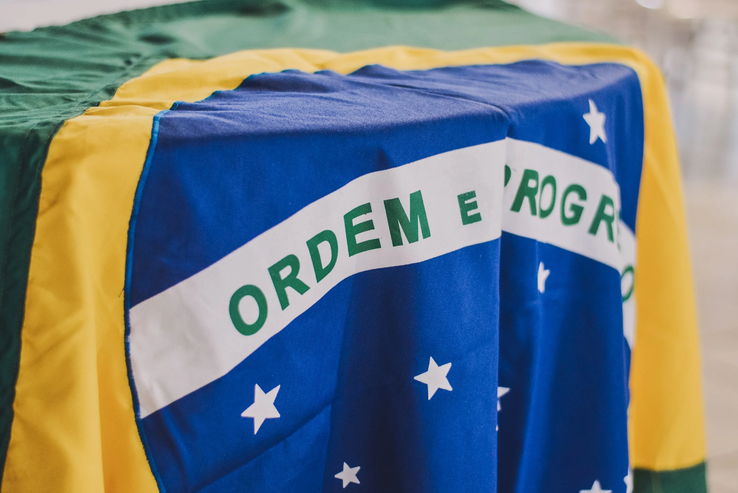 A mulher no palanque da extrema direita.