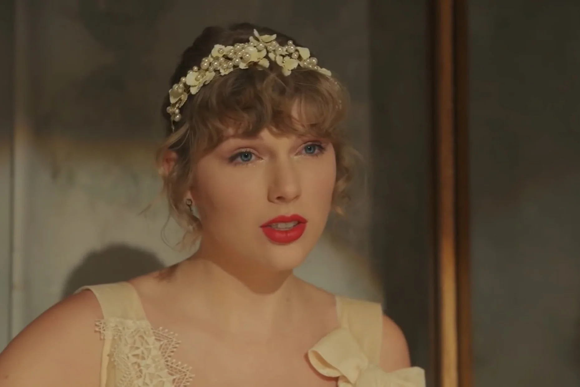 5 Taylor Swift Songs That Scream Fall